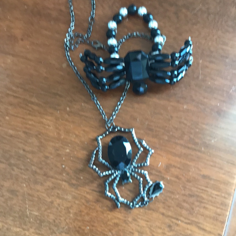 Halloween spider necklace and stretch bracelet EUC 🕸🕷 - Picture 8 of 8